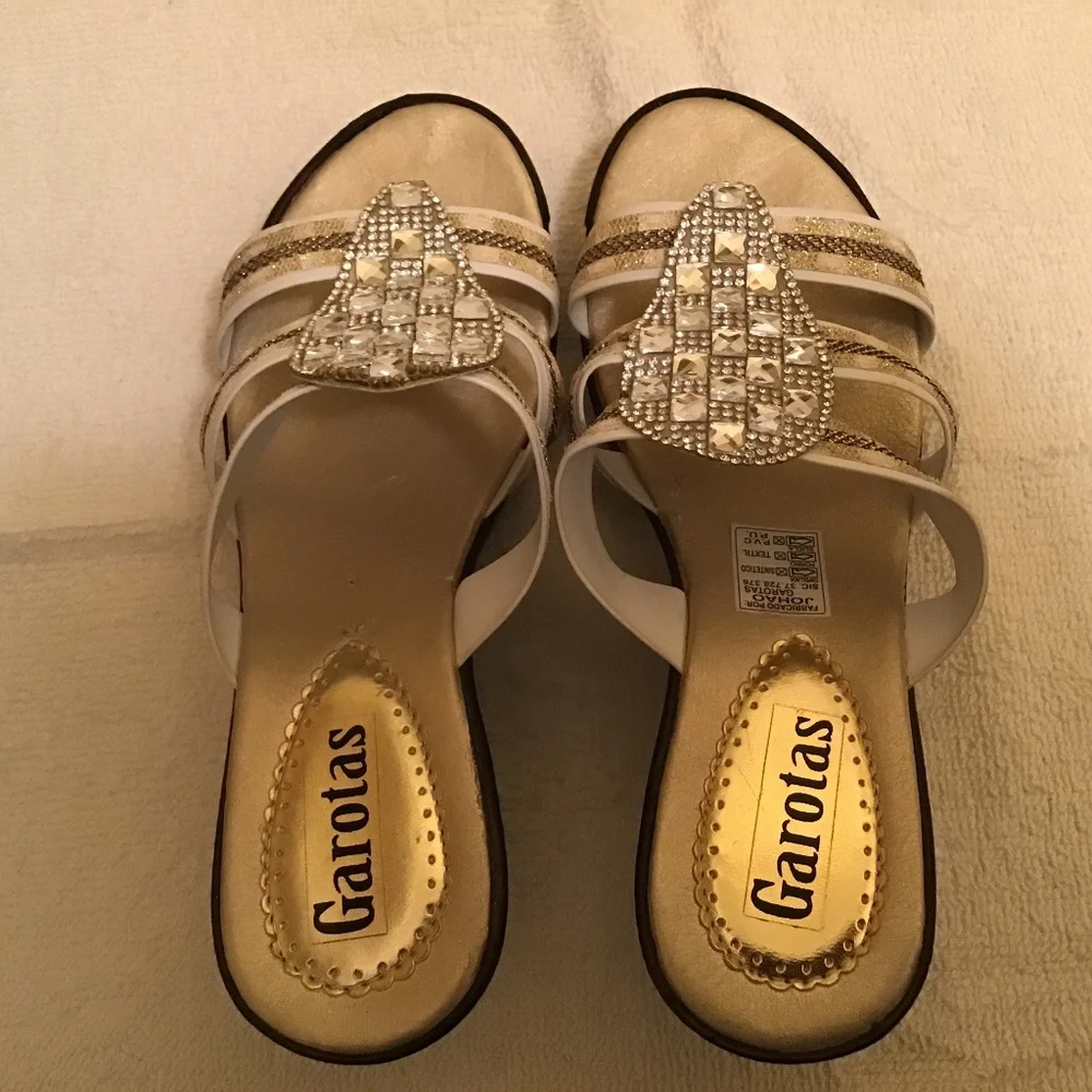 Garotas Johao Gold/ Neutral Tone Sandals - Picture 1 of 8